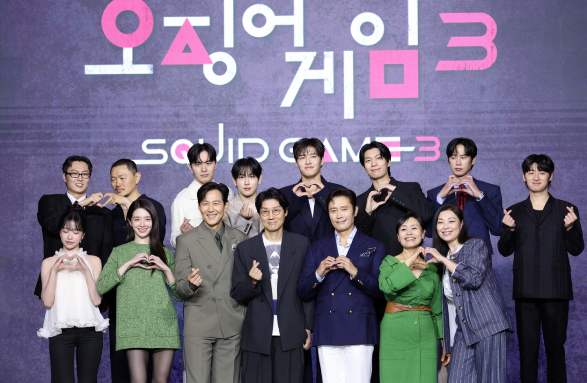 (서울=뉴스1) 권현진 기자 = 9일 서울 용산구 서울드래곤시티에서 열린 넷플릭스 시리즈 '오징어 게임' 시즌3 제작발표회에서 드라마 주역들이 포즈를 취하고 있다. '오징어 게임' 시즌3은 자신만의 목적을 품고 다시 참가한 게임에서 가장 친한 친구를 잃고 만 ‘기훈’과, 정체를 숨긴 채 게임에 숨어들었던 프론트맨, 그리고 그 잔인한 게임 속에서 살아남은 참가자들의 마지막 운명을 그린 이야기?다. 2025.6.9/뉴스1 Copyright © 뉴스1. All rights reserved. 무단 전재 및 재배포, AI학습 이용 금지. /사진=(서울=뉴스1) 권현진 기자