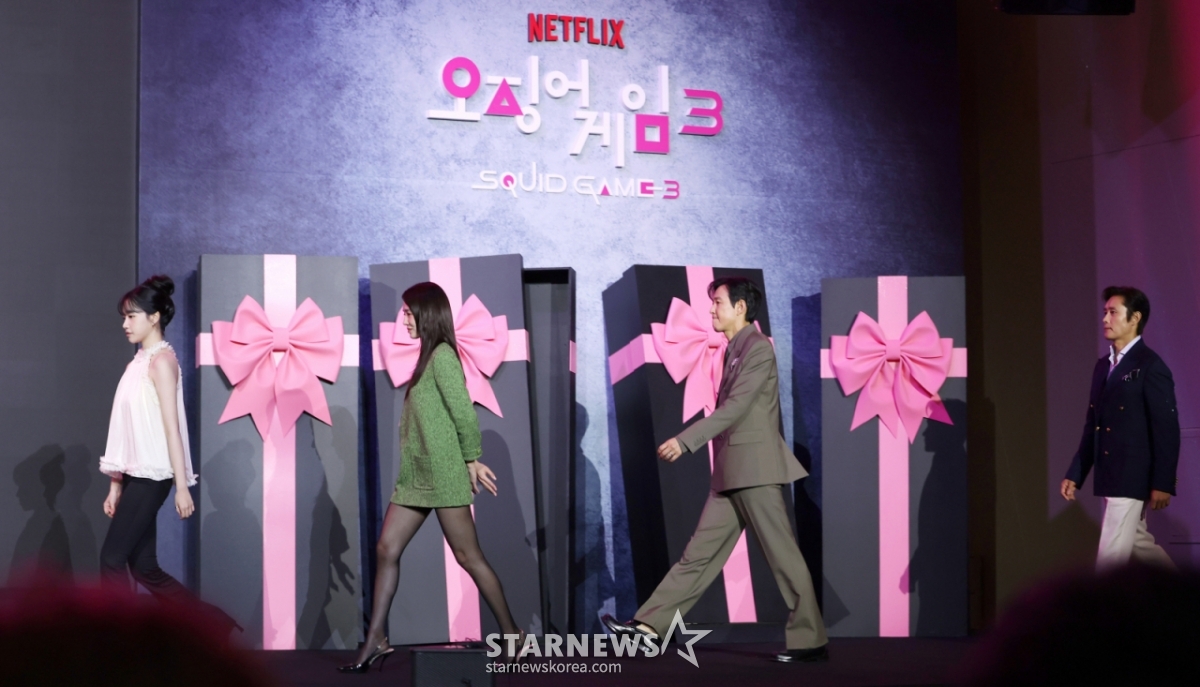 (서울=뉴스1) 권현진 기자 = 배우 조유리(왼쪽부터)와 박규영, 이정재, 이병헌이 9일 서울 용산구 서울드래곤시티에서 열린 넷플릭스 시리즈 '오징어 게임' 시즌3 제작발표회에 참석하고 있다. '오징어 게임' 시즌3은 자신만의 목적을 품고 다시 참가한 게임에서 가장 친한 친구를 잃고 만 ‘기훈’과, 정체를 숨긴 채 게임에 숨어들었던 프론트맨, 그리고 그 잔인한 게임 속에서 살아남은 참가자들의 마지막 운명을 그린 이야기?다. 2025.6.9/뉴스1 Copyright © 뉴스1. All rights reserved. 무단 전재 및 재배포, AI학습 이용 금지. /사진=(서울=뉴스1) 권현진 기자