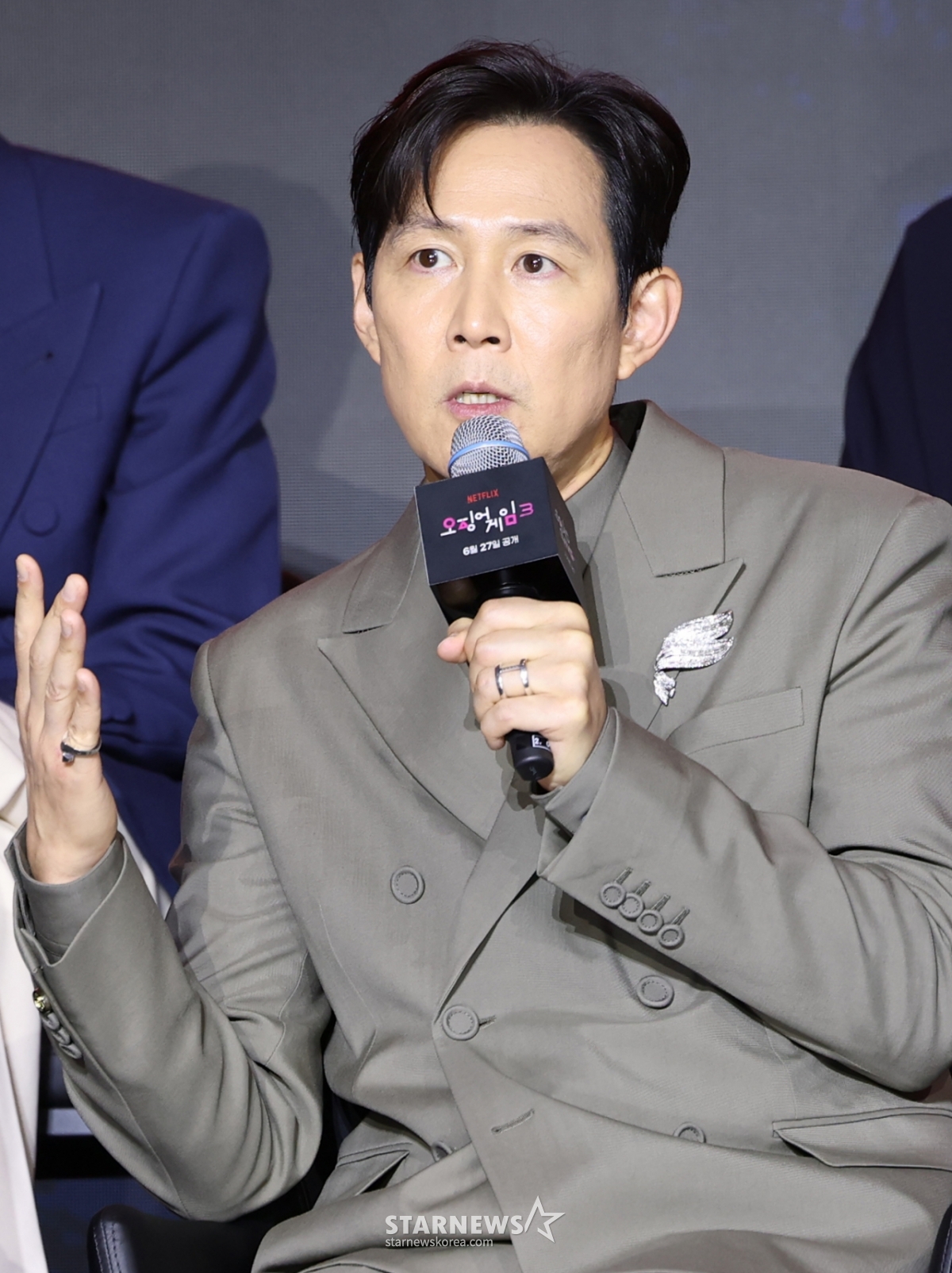 (서울=뉴스1) 권현진 기자 = 배우 이정재가 9일 서울 용산구 서울드래곤시티에서 열린 넷플릭스 시리즈 '오징어 게임' 시즌3 제작발표회에서 인사말을 하고 있다. '오징어 게임' 시즌3은 자신만의 목적을 품고 다시 참가한 게임에서 가장 친한 친구를 잃고 만 ‘기훈’과, 정체를 숨긴 채 게임에 숨어들었던 프론트맨, 그리고 그 잔인한 게임 속에서 살아남은 참가자들의 마지막 운명을 그린 이야기?다. 2025.6.9/뉴스1 Copyright © 뉴스1. All rights reserved. 무단 전재 및 재배포, AI학습 이용 금지. /사진=(서울=뉴스1) 권현진 기자