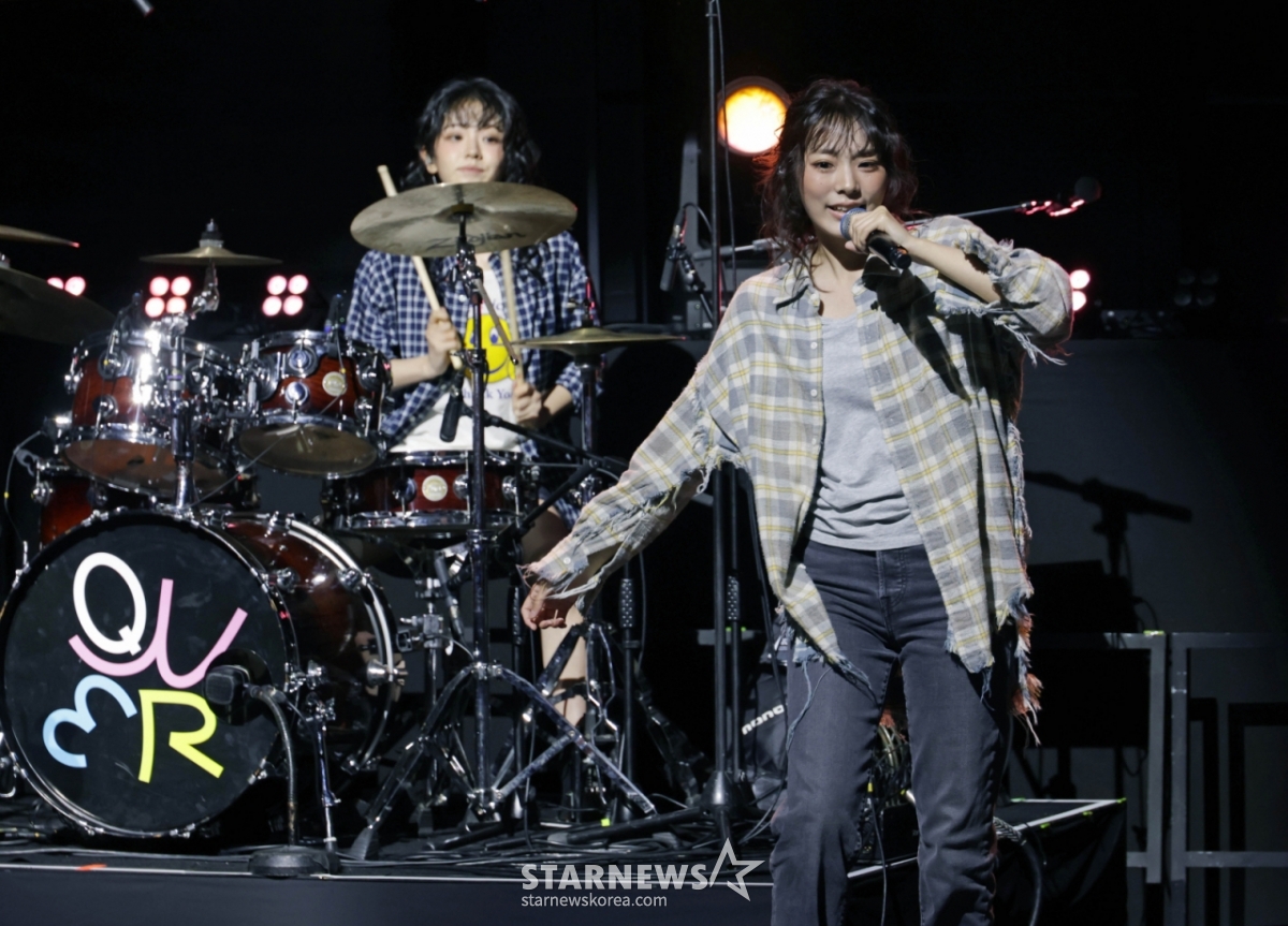 밴드 QWER이 9일 오후 서울 창천동 예스24 원더로크홀에서 진행된 미니 3집 '난 네 편이야, 온 세상이 불협일지라도' 쇼케이스에서 신곡을 선보이고 있다. 이번 앨범의 타이틀곡 '눈물참기'는 눈물을 참을 수 없는 슬픔에도 희망찬 내일을 위해 다시 한 걸음 내딛는 곡으로 멤버 전원이 작사에 참여했다. /2025.06.09 /사진=이동훈 photoguy@