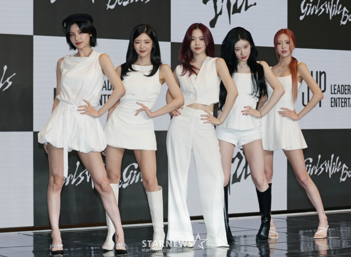 걸그룹 있지(ITZY)가 9일 오후 서울 송파구 소피텔 앰배서더 호텔에서 진행된 새 미니 앨범 ‘걸스 윌 비 걸스’(Girls Will Be Girls) 발매기념 기자간담회에 참석해 포즈를 취하고 있다. 이번 앨범에는 타이틀곡 ‘걸스 윌 비 걸스’(Girls Will Be Girls)를 비롯해 ‘키스 앤 텔(Kiss & Tell), ’락드 앤 로디드‘(Locked N Loaded), ’프라미스‘(Promise), ’워크‘(Walk) 등 총 5곡이 수록됐다. /2025.06.09 /사진=이동훈 photoguy@