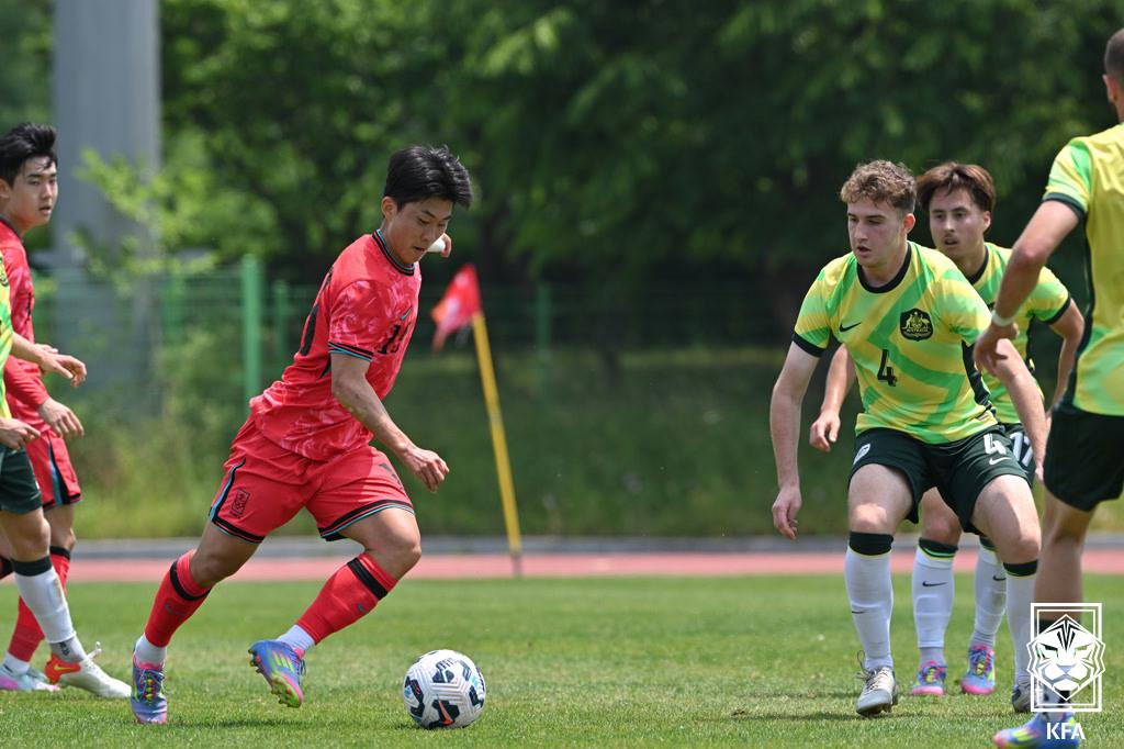 9일 시흥 정왕스타디움에서 열린 한국과 호주의 22세 이하(U-22) 축구대표팀 비공개 평가전에서 정승배가 슈팅을 시도하고 있다. /사진=대한축구협회 제공
