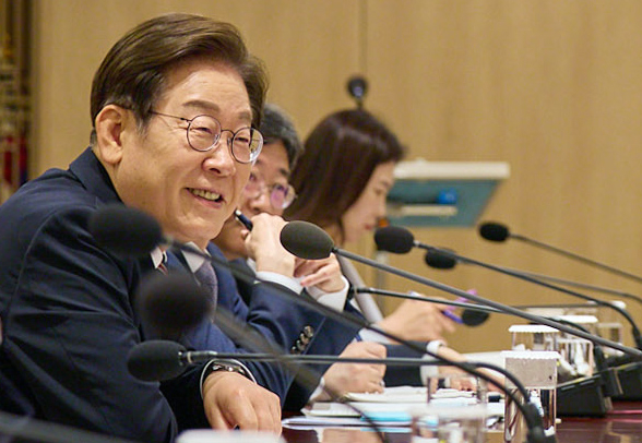 (서울=뉴스1) = 이재명 대통령이 9일 서울 용산구 대통령실 청사에서 열린 비상경제점검 TF 2차 회의를 주재하고 있다. (대통령실 제공. 재판매 및 DB 금지) 2025.6.9/뉴스1 Copyright © 뉴스1. All rights reserved. 무단 전재 및 재배포, AI학습 이용 금지. /사진=(서울=뉴스1)