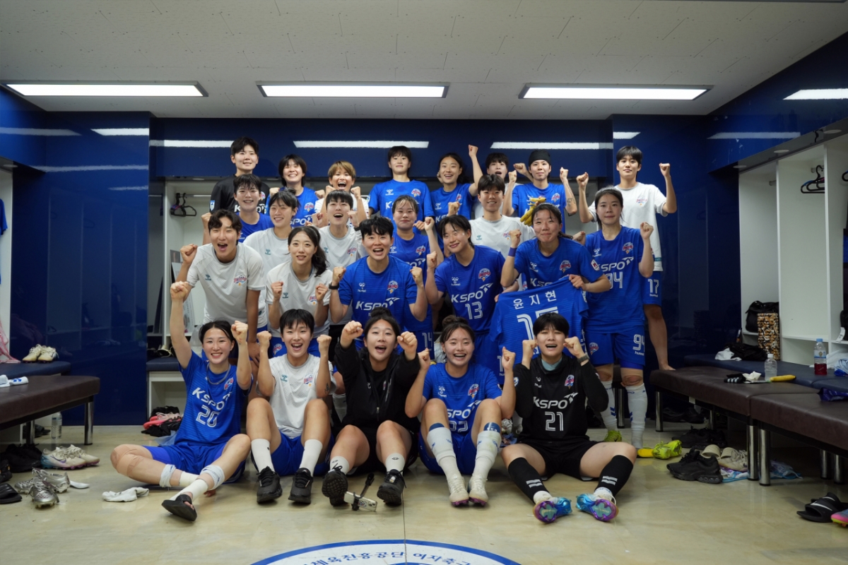 여자 실업축구 화천KSPO 선수들이 9일 화천생체구장에서 열린 창녕WFC전 7-3 승리 후 라커룸에서 기념사진을 촬영하고 있다./사진=한국여자축구연맹 제공