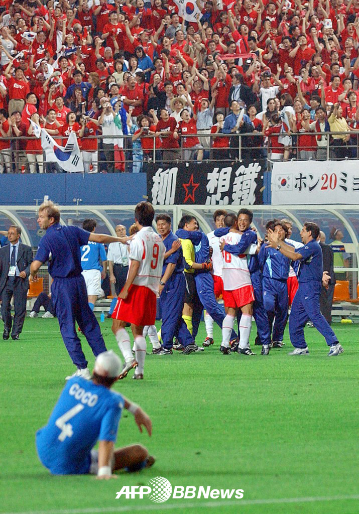 지난 2002년 6월 대전월드컵경기장에서 열린 2002 한·일 월드컵 16강에서 안정환의 연장전 골든골로 8강에 진출한 뒤 기뻐하고 있는 대한민국 대표팀 선수들. /AFPBBNews=뉴스1