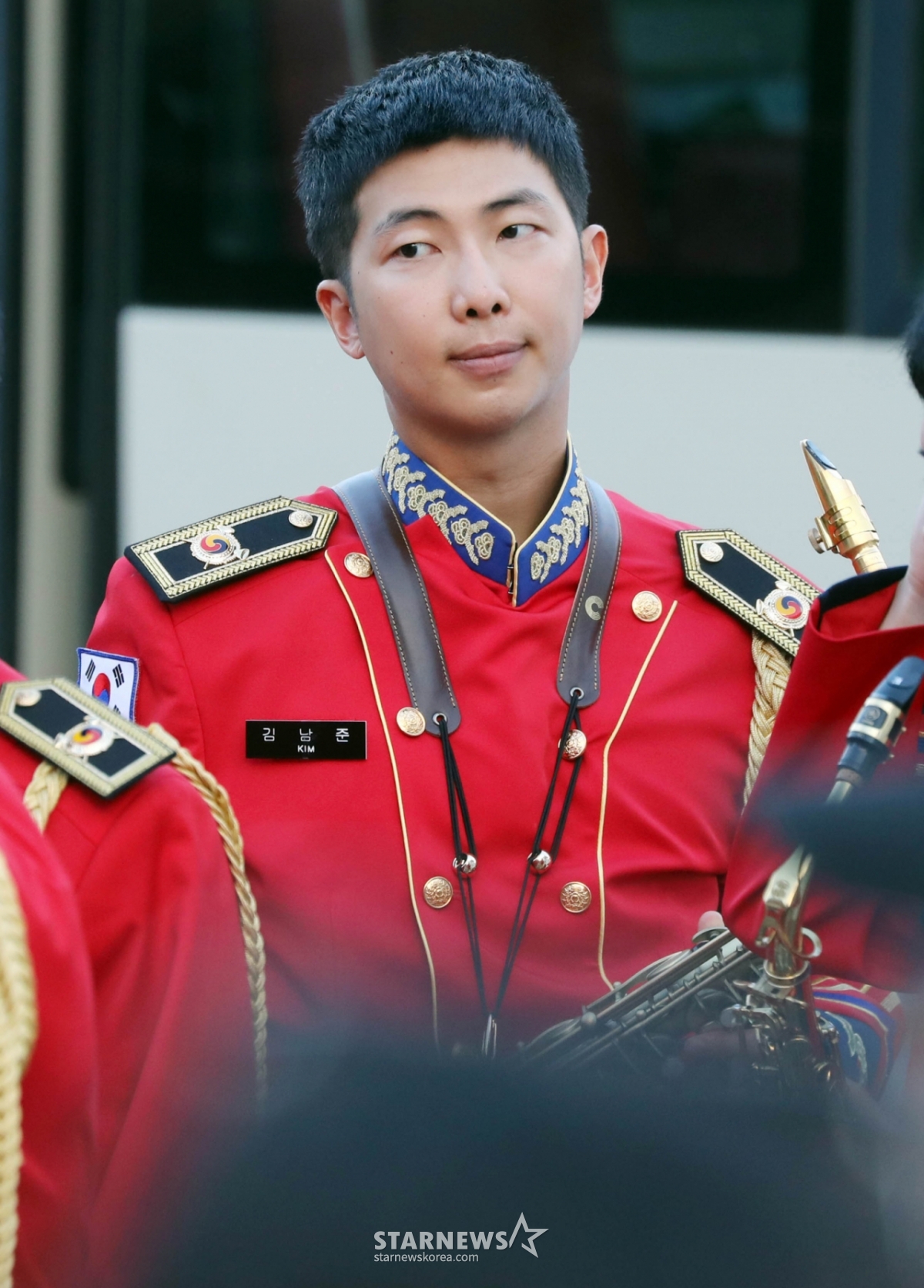 군 복무 중인 그룹 방탄소년단(BTS)  RM(김남준)이 2일 오후 강원도 화천군 '2024 화천토마토 축제' 현장에서 15사단 군악대 일원으로 무대를 준비하고 있다. 2024.08.02 /사진=임성균