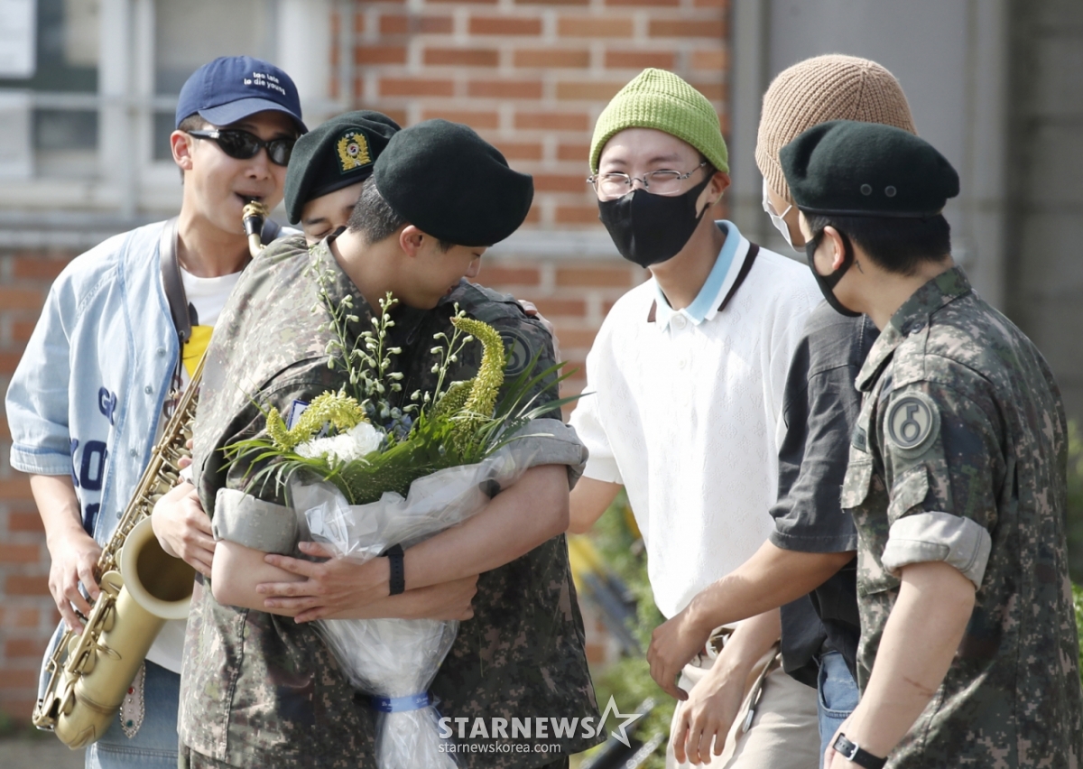 (연천=뉴스1) 권현진 기자 = 그룹 방탄소년단(BTS) RM, 지민, 제이홉, 뷔, 정국이 12일 오전 경기도 연천 소재 육군 제5보병사단 신병교육대대에서 육군 현역으로 군 복무를 마친 진(왼쪽)을 축하하고 있다.  2024.6.12/뉴스1  Copyright © 뉴스1. All rights reserved. 무단 전재 및 재배포,  AI학습 이용 금지. /사진=(연천=뉴스1) 권현진 기자