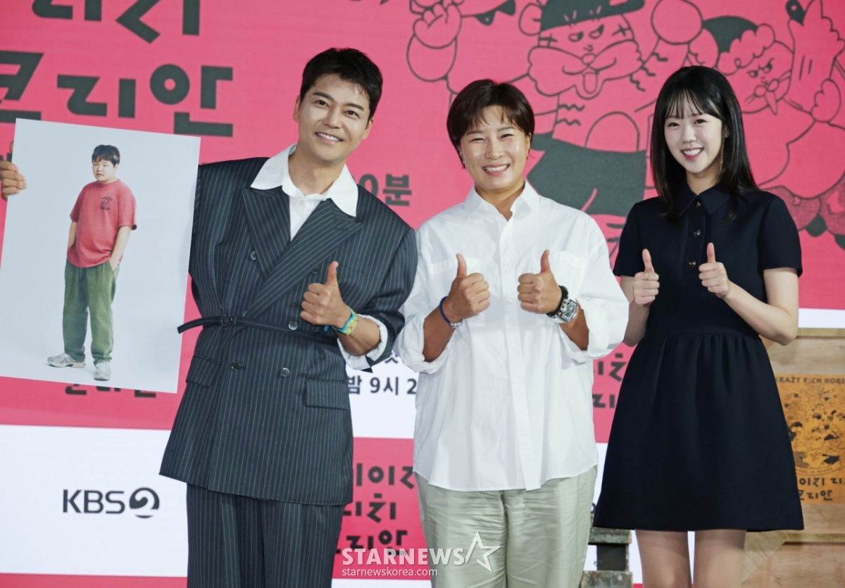 전현무, 박세리, 지예은이 10일 오전 서울 여의도 KBS 별관에서 진행된 KBS 2TV 예능 '크레이지 리치 코리안' 제작발표회에서 포즈를 취하고 있다. 다양한 분야에서 본업에 미쳐 성공을 이룬 K-피플들을 직접 찾아가 그들의 삶과 철학과 열정을 조명하는 휴먼 리얼리티 예능 '크레이지 리치 코리안'은 오는 15일 첫 방송된다. /2025.06.10 /사진=이동훈 photoguy@