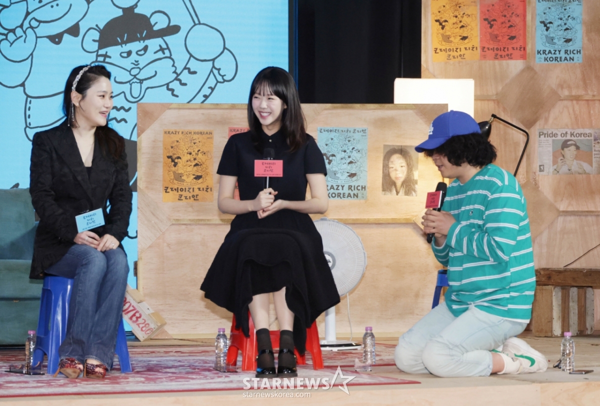 이창수 PD가 10일 오전 서울 여의도 KBS 별관에서 진행된 KBS 2TV 예능 '크레이지 리치 코리안' 제작발표회에서 무릎을 꿇고 사과 퍼포먼스를 하고 있다. 다양한 분야에서 본업에 미쳐 성공을 이룬 K-피플들을 직접 찾아가 그들의 삶과 철학과 열정을 조명하는 휴먼 리얼리티 예능 '크레이지 리치 코리안'은 오는 15일 첫 방송된다. /2025.06.10 /사진=이동훈 photoguy@