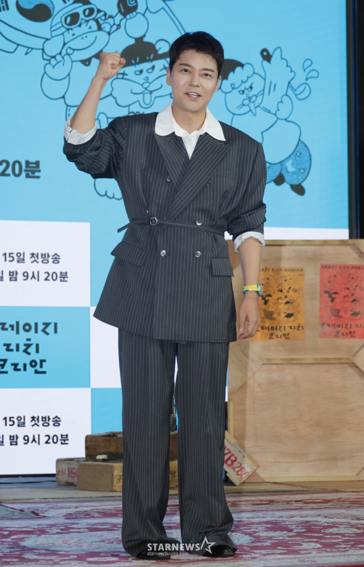 방송인 전현무가 10일 오전 서울 여의도 KBS 별관에서 진행된 KBS 2TV 예능 '크레이지 리치 코리안' 제작발표회에 참석해 포즈를 취하고 있다. 다양한 분야에서 본업에 미쳐 성공을 이룬 K-피플들을 직접 찾아가 그들의 삶과 철학과 열정을 조명하는 휴먼 리얼리티 예능 '크레이지 리치 코리안'은 오는 15일 첫 방송된다. /2025.06.10 /사진=이동훈 photoguy@