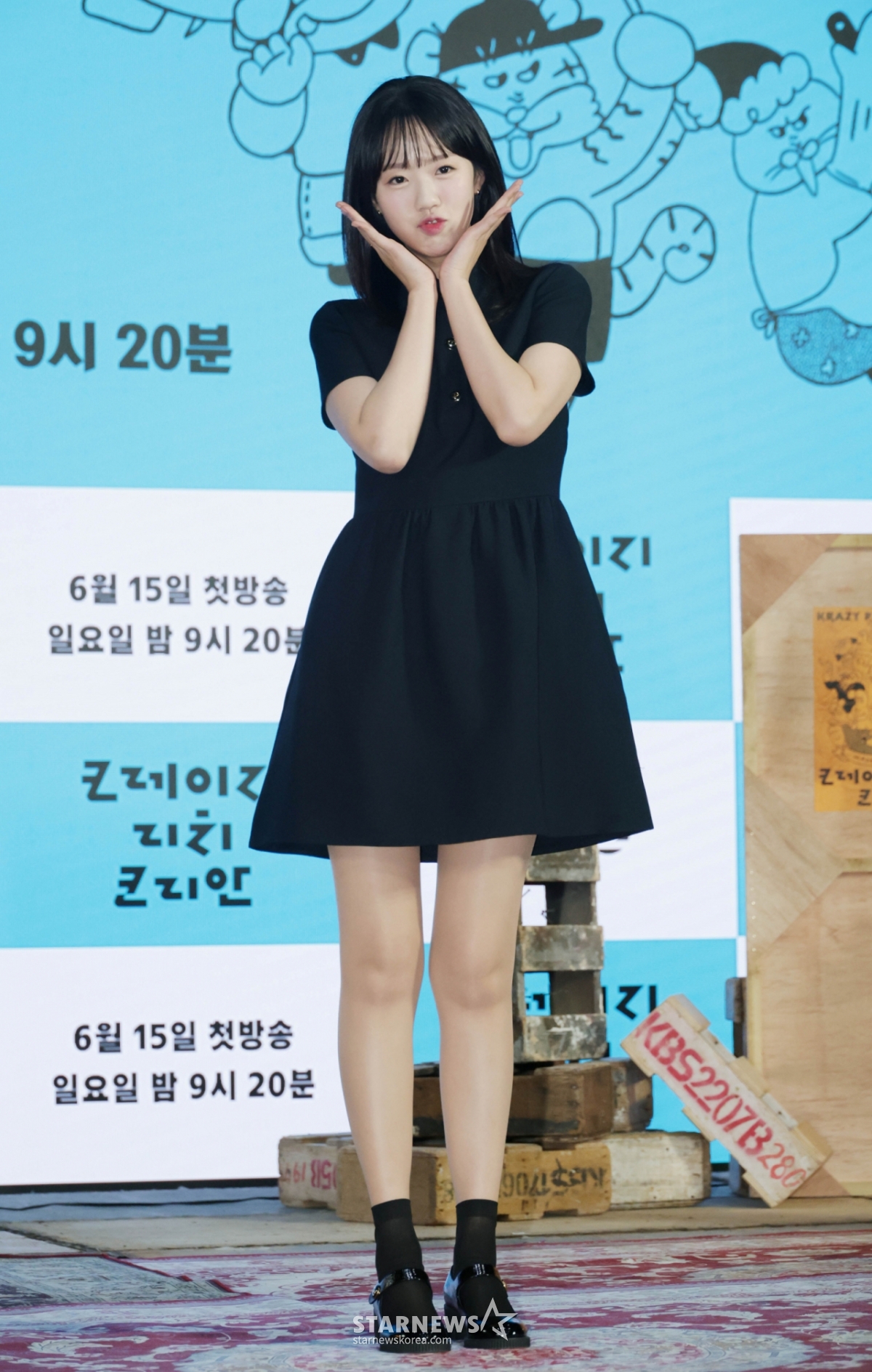 배우 지예은이 10일 오전 서울 여의도 KBS 별관에서 진행된 KBS 2TV 예능 '크레이지 리치 코리안' 제작발표회에서 포즈를 취하고 있다. 다양한 분야에서 본업에 미쳐 성공을 이룬 K-피플들을 직접 찾아가 그들의 삶과 철학과 열정을 조명하는 휴먼 리얼리티 예능 '크레이지 리치 코리안'은 오는 15일 첫 방송된다. /2025.06.10 /사진=이동훈 photoguy@