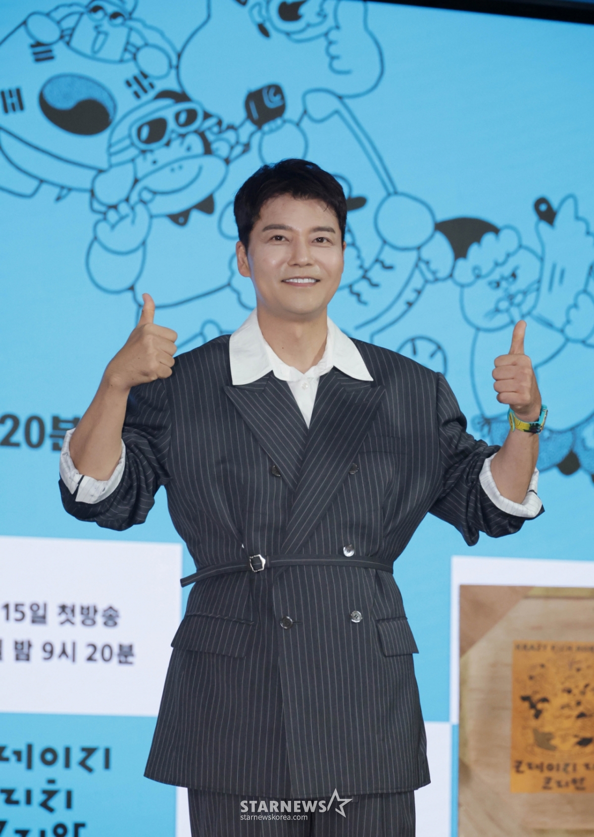 방송인 전현무가 10일 오전 서울 여의도 KBS 별관에서 진행된 KBS 2TV 예능 '크레이지 리치 코리안' 제작발표회에 참석해 포즈를 취하고 있다. 다양한 분야에서 본업에 미쳐 성공을 이룬 K-피플들을 직접 찾아가 그들의 삶과 철학과 열정을 조명하는 휴먼 리얼리티 예능 '크레이지 리치 코리안'은 오는 15일 첫 방송된다. /2025.06.10 /사진=이동훈 photoguy@