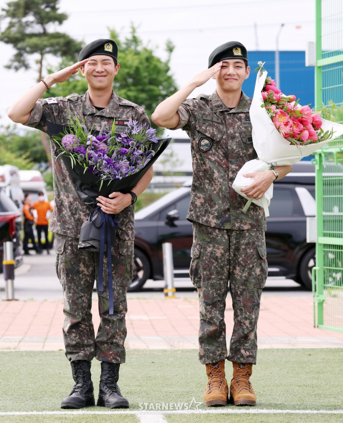 육군 제15보병사단 군악대로 복무한 RM, 육군 제2군단 군사경찰 특수임무대로 복무한 뷔가 10일 오전 강원 춘천시 신북읍체육공원에서 경례를 하고 있다./2025.06.10 /사진=김휘선 hwijpg@