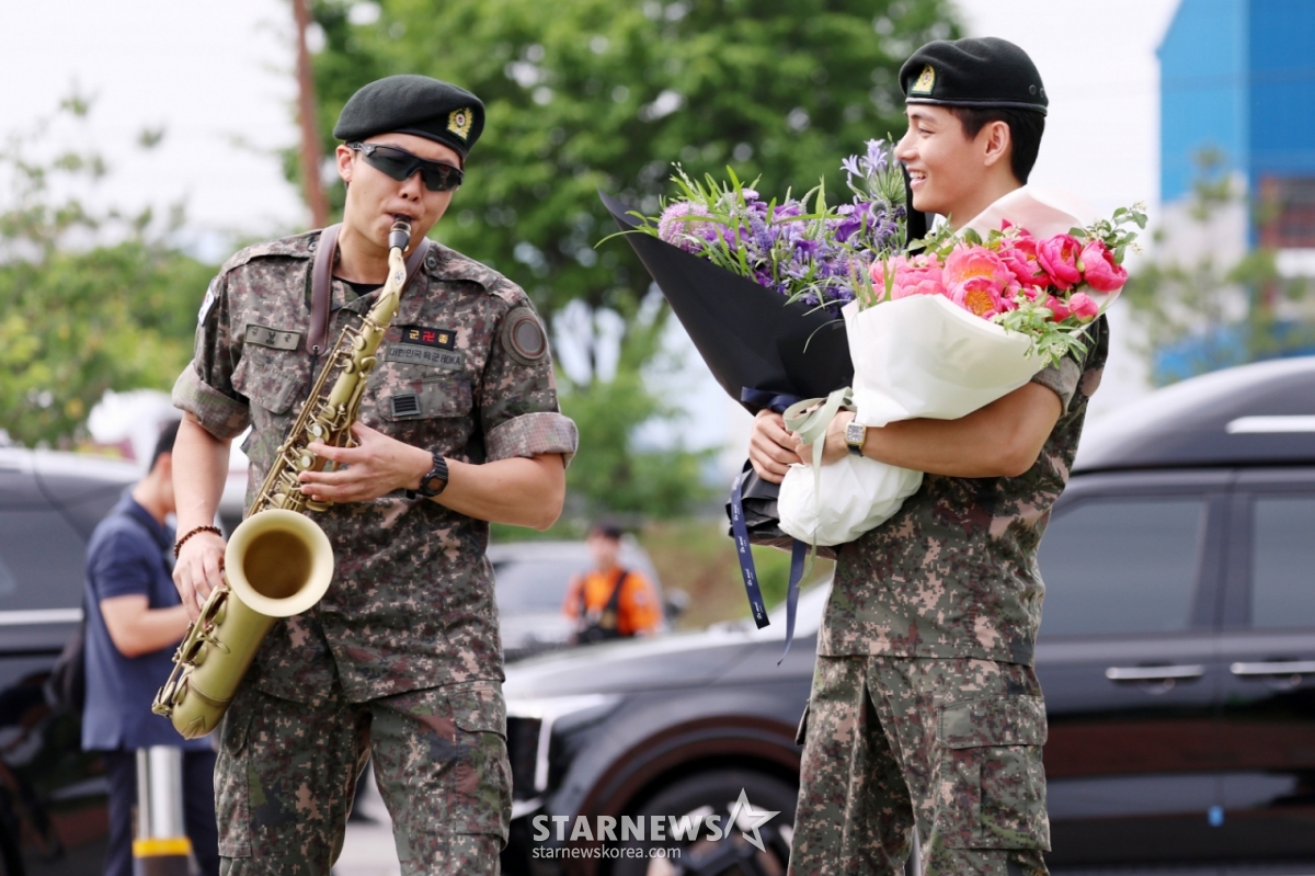 육군 제15보병사단 군악대로 복무한 RM, 육군 제2군단 군사경찰 특수임무대로 각 복무를 마친 뷔가 10일 오전 강원 춘천시 신북읍체육공원에 들어서고 있다./2025.06.10 /사진=김휘선 hwijpg@