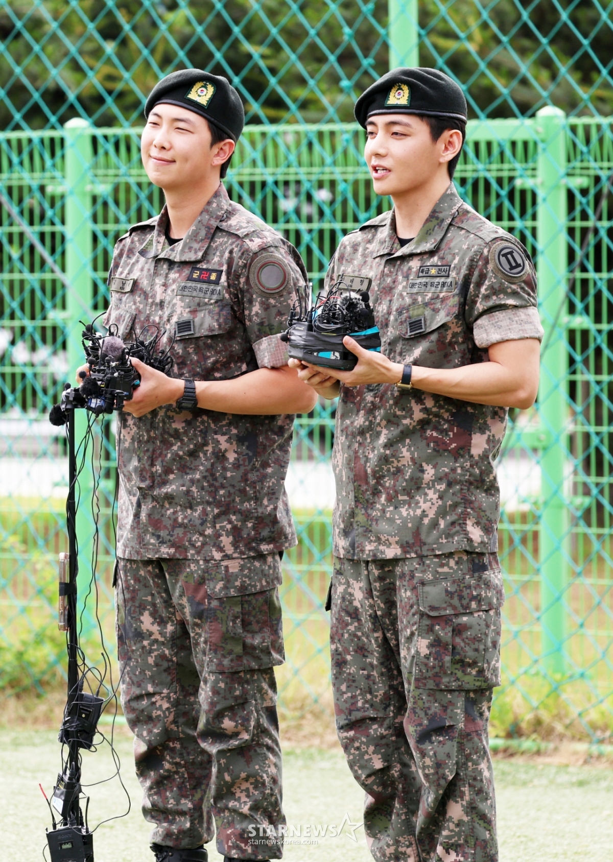 육군 제15보병사단 군악대로 복무한 RM, 육군 제2군단 군사경찰 특수임무대로 각 복무를 마친 뷔가 10일 오전 강원 춘천시 신북읍체육공원에서 전역 소감을 전하고 있다./2025.06.10 /사진=김휘선 hwijpg@