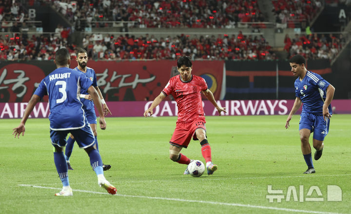 전진우(가운데)가 10일 서울월드컵경기장에서 열린 한국 대 쿠웨이트의 국제축구연맹(FIFA) 2026 북중미 월드컵 아시아 3차 예선 B조 최종 10차전에서 볼을 컨트롤하고 있다. /사진=뉴시스