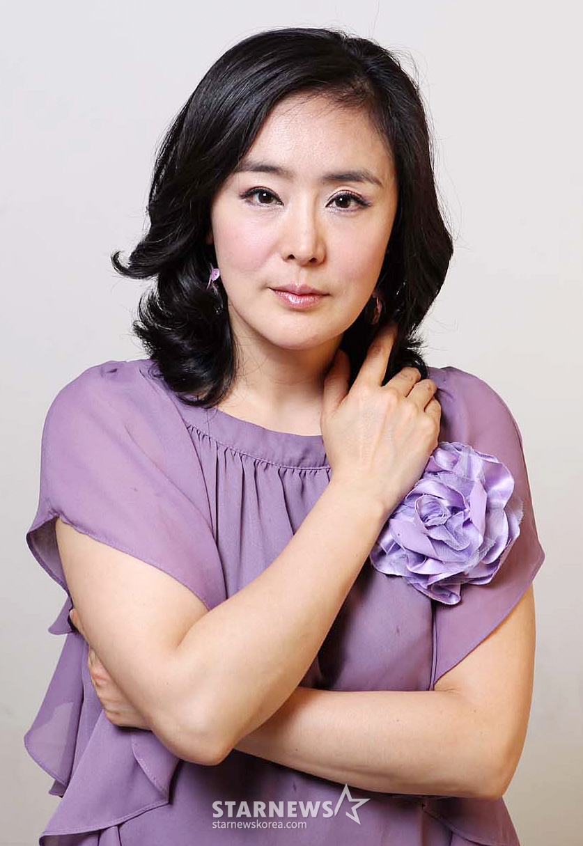 $남성들의 만류에도 불구하고 여성들로부터 인기 고공행진을 펼쳤던 KBS2 '부부클리닉-사랑과 전쟁'에서 중독성 강한 연기로 드라마를 빛내던 탤런트 이주화가 연극무대로 관객을 만난다. 그녀는 오는 9월 7일부터 연극 '아내라는 직업의 여인'(연출 문고헌)에서 '마리'역으로 팔색조 매력을 발휘할 예정으로 장두이, 송채환 등 연기파 명배우들과 함께 삼각관계를 선보인다. 작품 '아내라는 직업의 여인'은 영국작가 서머셋 모옴의 소설을 원작으로, 결혼 15년차 부부가 갈등의 과정을 거쳐 가족의 소중함을 깨닫게 되는 연극이다. 1976년 초연부터 '주부관객', '직업주부' 등 신조어를 만들어 내는 등 여성에 대한 세심한 심리 묘사로 인기몰이를 했다. 이주화는 이번 작품에서 ‘깊이 있는 원작을 바탕으로 당대 최고의 배우들과의 완벽한 호흡이 어우러지며 연극적 특색이 살아 숨쉬는 감동을 관객에게 약속한다’며 가족과 사랑, 그리고 삶에 대한 소중함을 진지하게 공유하고 싶다고 밝혔다.