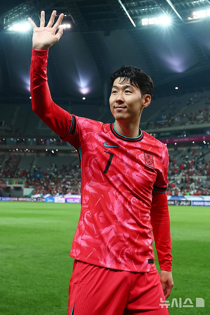 손흥민과 선수들이 10일 서울 마포구 서울월드컵경기장에서 열린 2026 국제축구연맹(FIFA) 북중미월드컵 아시아 3차 예선 쿠웨이트와의 경기에서 4-0 승리를 거둔 후 팬들에게 인사를 하고 있다. /사진=뉴시스