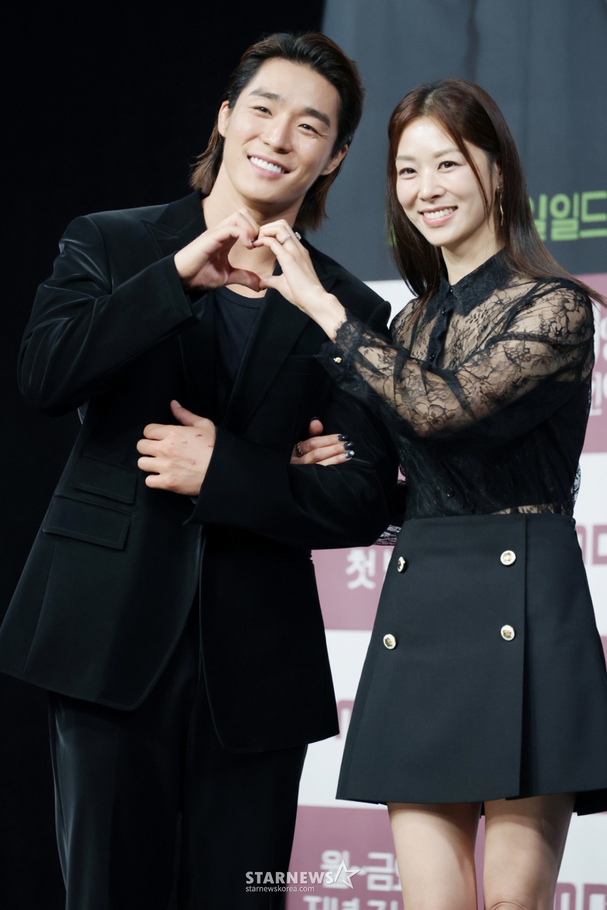 배우 서하준, 장신영이 5일 오전 서울 마포구 상암동 MBC 사옥에서 진행된 일일드라마 '태양을 삼킨 여자' 제작발표회에 참석해 포즈를 취하고 있다. 피해자가 가해자로 둔갑한 세상, 하나뿐인 딸의 이름으로 재벌가에 맞선 한 여자의 처절한 복수극을 그린 드라마 '태양을 삼킨 여자'는 오는 9일 첫 방송된다. /2025.06.05 /사진=이동훈 photoguy@