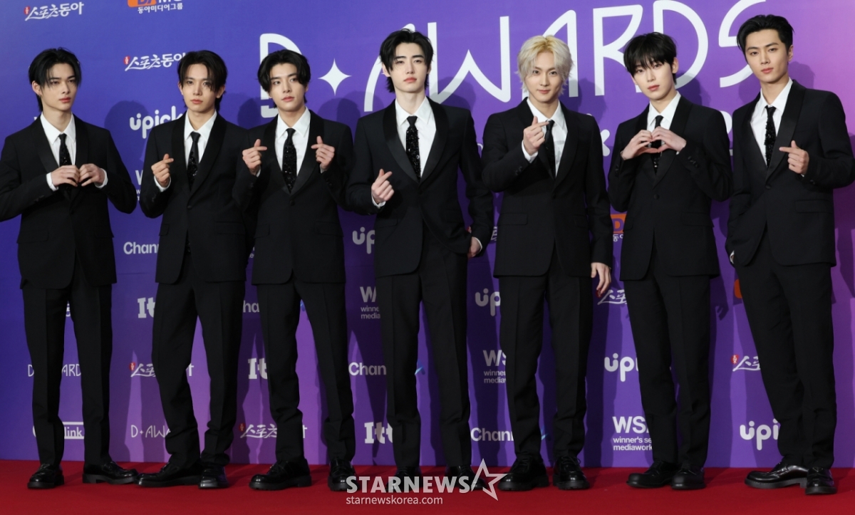 (서울=뉴스1) 권현진 기자 = 엔하이픈 니키(왼쪽부터)와 희승, 제이크, 성훈, 정원, 선우, 제이가 22일 오후 서울 성북구 안암동 고려대학교 화정체육관에서 열린 '제 1회 디어워즈' 레드카펫 행사에 참석해 포즈를 취하고 있다. 2025.2.22/뉴스1 Copyright © 뉴스1. All rights reserved. 무단 전재 및 재배포, AI학습 이용 금지. /사진=(서울=뉴스1) 권현진 기자