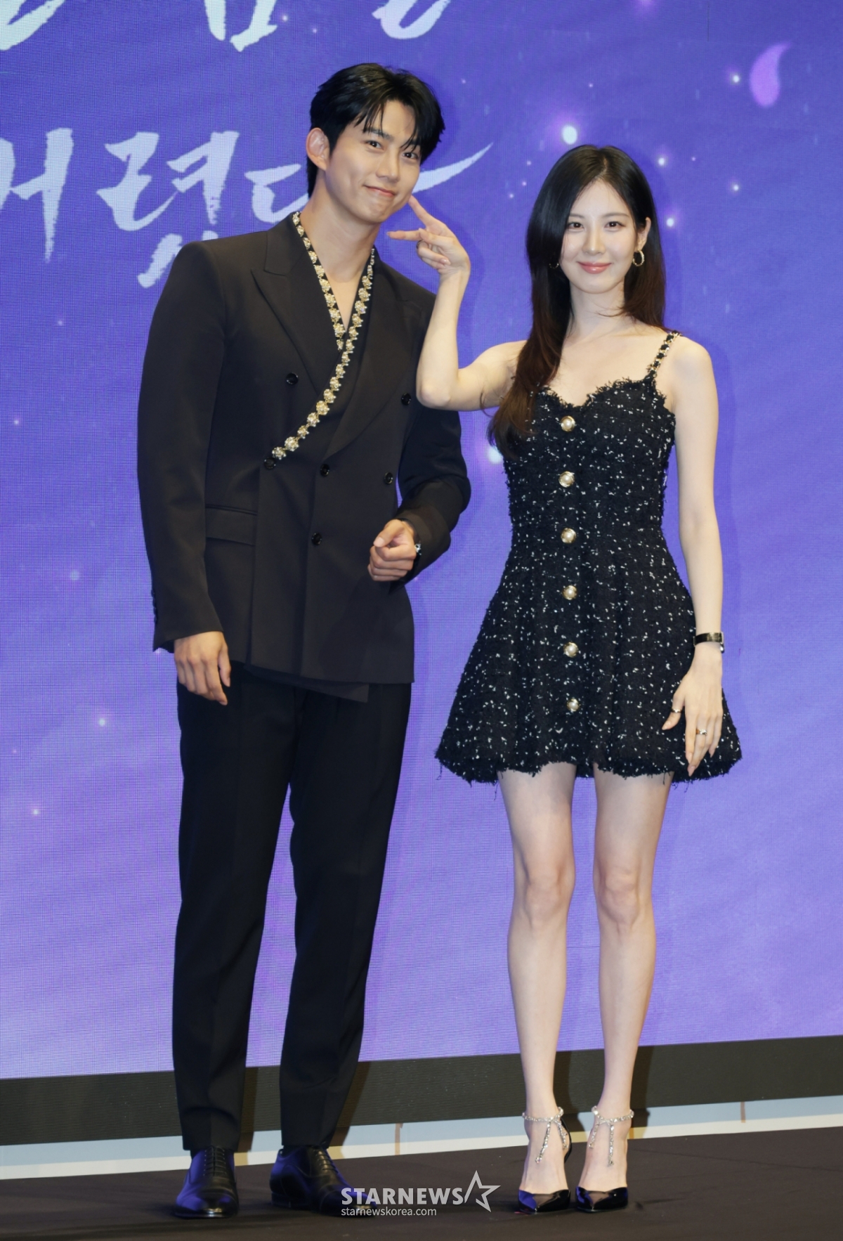 배우 옥택연, 서현이 11일 오후 서울 구로구 디큐브시티에서 진행된 KBS 2TV 수목드라마 '남주의 첫날밤을 가져버렸다' 제작발표회에 참석해 포즈를 취하고 있다. 평범한 여대생의 영혼이 깃든 로맨스 소설 속 병풍 단역이 소설 최강 집착 남주와 하룻밤을 보내며 펼쳐지는 노브레이크 경로 이탈 로맨스 판타지 '남주의 첫날밤을 가져버렸다'는 오늘(11일) 밤 첫 방송된다. /2025.06.11 /사진=이동훈 photoguy@