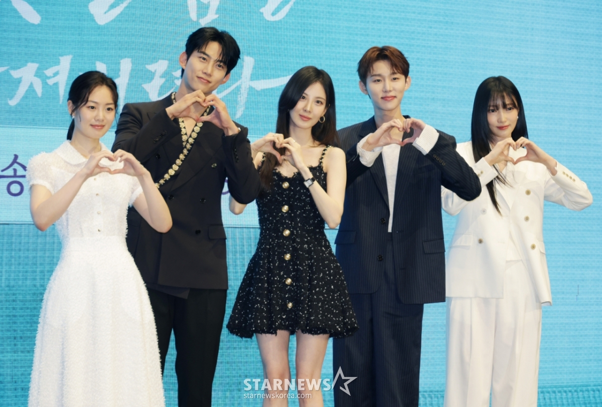 배우 권한솔, 옥택연, 서현, 서범준, 지혜원이 11일 오후 서울 구로구 디큐브시티에서 진행된 KBS 2TV 수목드라마 '남주의 첫날밤을 가져버렸다' 제작발표회에 참석해 포즈를 취하고 있다. 평범한 여대생의 영혼이 깃든 로맨스 소설 속 병풍 단역이 소설 최강 집착 남주와 하룻밤을 보내며 펼쳐지는 노브레이크 경로 이탈 로맨스 판타지 '남주의 첫날밤을 가져버렸다'는 오늘(11일) 밤 첫 방송된다. /2025.06.11 /사진=이동훈 photoguy@