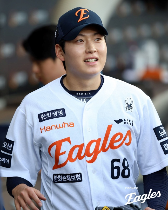 한화 조동욱이 11일 대전 두산전에서 호투 후 미소 짓고 있다. /사진=한화 이글스 제공