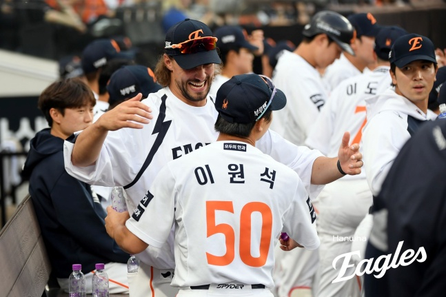 한화 외국인 투수 라이언 와이스(왼쪽)가 11일 대전 두산전 2회말 1사에서 만루 홈런을 치고 들어온 이도윤을 반기고 있다. /사진=한화 이글스 제공