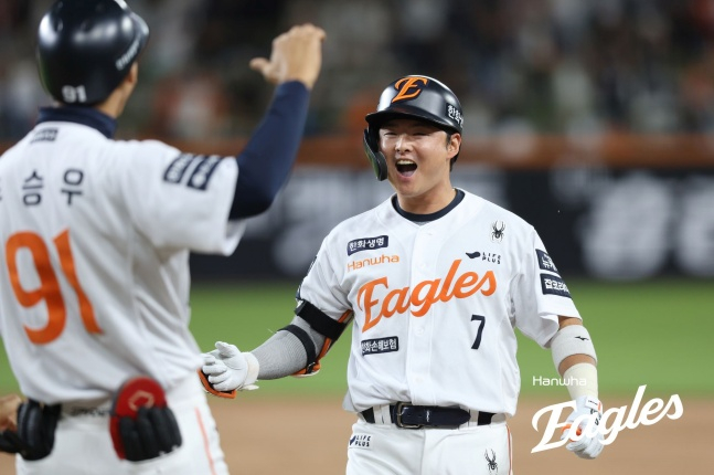 한화 이도윤(왼쪽)이 4일 대전 KT전 7회말 2사 2, 3루서 우전 2타점 적시타를 때려내고 기뻐하고 있다. /사진=한화 이글스 제공