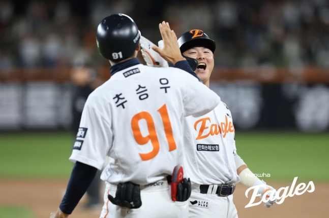 한화 이도윤(왼쪽)이 4일 대전 KT전 7회말 2사 2, 3루서 우전 2타점 적시타를 때려내고 기뻐하고 있다. /사진=한화 이글스 제공