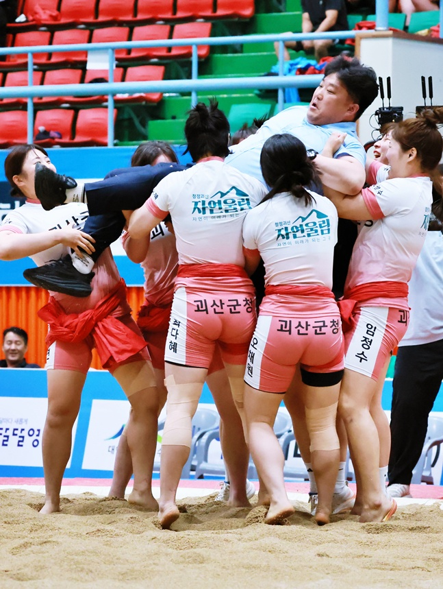 괴산군청 선수들이 11일 여자부 단체전에 우승을 차지한 뒤 이광석 감독을 헹가래 치고 있다. /사진=대한씨름협회
