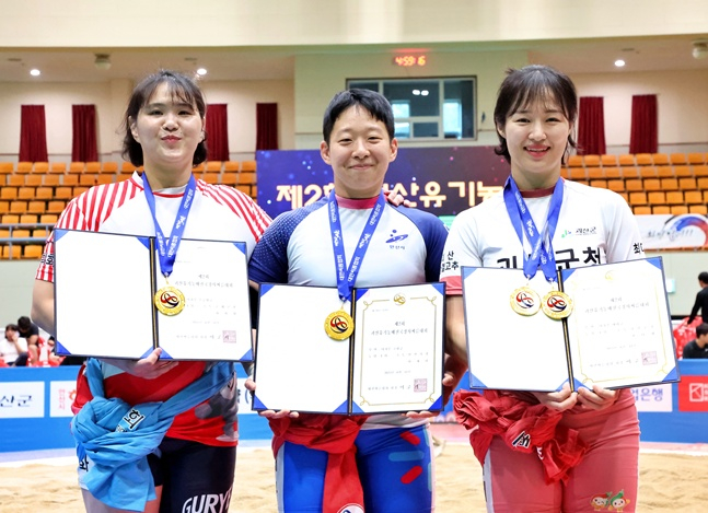 여자부 개인전에서 체급별 1위를 차지한 최희화(구례군청·왼쪽부터), 이재하(안산시청), 최다혜(괴산군청). /사진=대한씨름협회