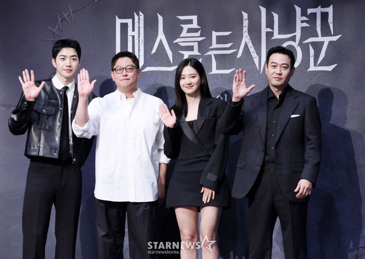 배우 강훈, 이정훈 감독, 배우 박주현, 박용우가12일 서울 구로구 라마다호텔에서 열린 LG유플러스 STUDIO X+U 드라마 '메스를 든 사냥꾼' 제작발표회에서 포즈를 취하고 있다. /2025.06.12 /사진=김휘선 hwijpg@