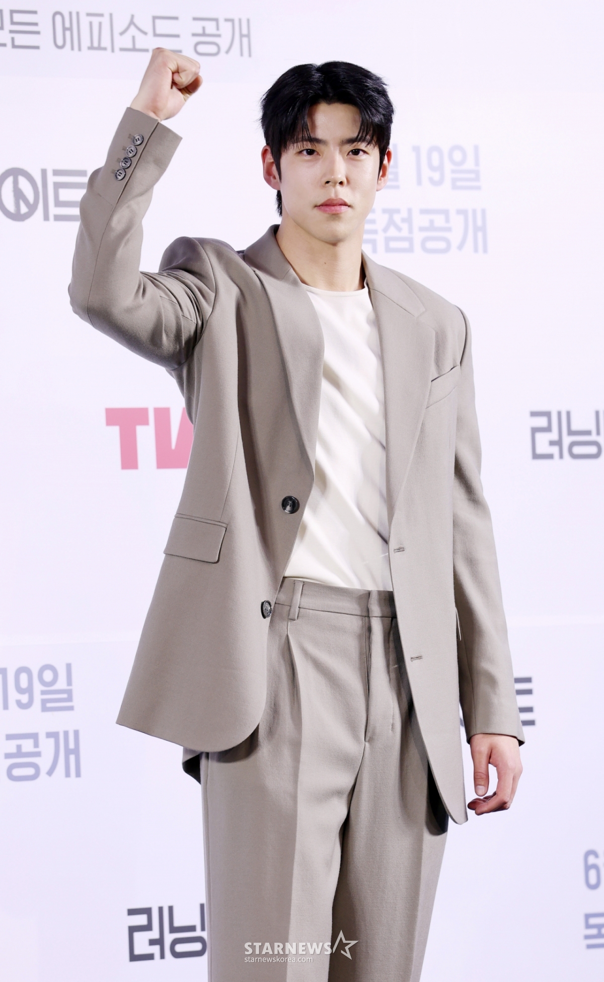 배우 최우성이 12일 서울 마포구 스탠포드호텔에서 진행된 티빙 오리지널 드라마 '러닝메이트' 제작발표회에 참석해 포즈를 취하고 있다. /2025.06.12 /사진=김휘선 hwijpg@