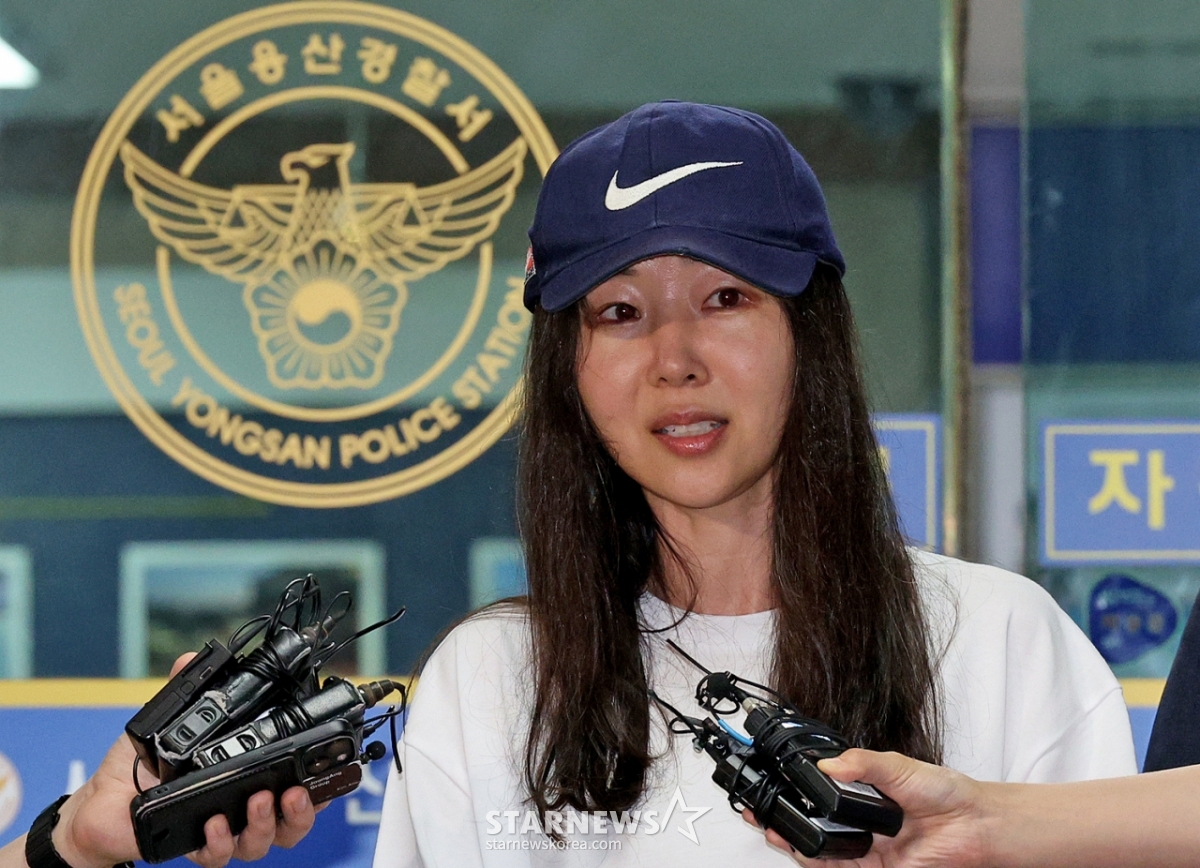 (서울=뉴스1) 장수영 기자 = 배임 혐의로 경찰조사를 마친 민희진 어도어 대표가 9일 오후 서울 용산경찰서에서 취재진의 질문에 답변하고 있다. 민 대표는 이날 오후 피고발인 조사를 받기 위해 용산경찰서에 출석했다. 이는 하이브가 업무상 배임 혐의로 민 대표를 고발한 것에 대한 첫 경찰 조사다. 2024.7.9/뉴스1 Copyright © 뉴스1. All rights reserved. 무단 전재 및 재배포, AI학습 이용 금지. /사진=(서울=뉴스1) 장수영 기자