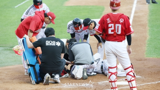 2025 신한 SOL Bank KBO리그 LG 트윈스 대 SSG 랜더스 경기가 12일 서울 잠실야구장에서 열렸다. LG 구본혁이 2회말 무사에서 SSG 선발 전영준이 던진 폭투에 손등을 맞고 고통스러워하고 있다. 구본혁은 곧바로 송찬의로 교체됐다. /사진=김진경 대기자