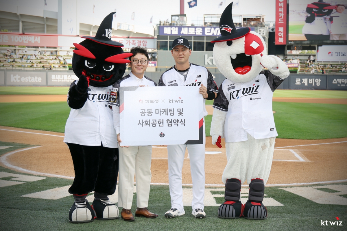 가보정 이종학 대표(왼쪽)와 KT 캡틴 장성우가 11일 수원 롯데전서 사회공헌 협약식을 맺고 있다. /사진=KT 위즈 제공
