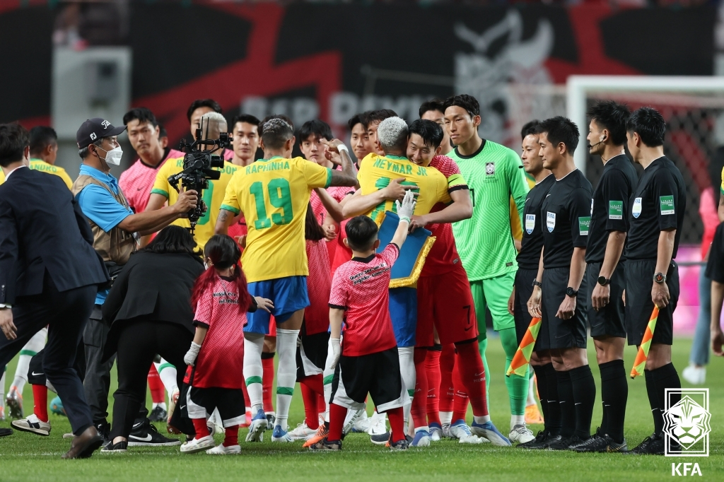 지난 2022년 6월 서울월드컵경기장에서 열린 한국과 브라질의 축구 국가대표팀 평가전을 앞두고 손흥민과 네이마르가 포옹하며 인사를 나누고 있다. /사진=대한축구협회 제공