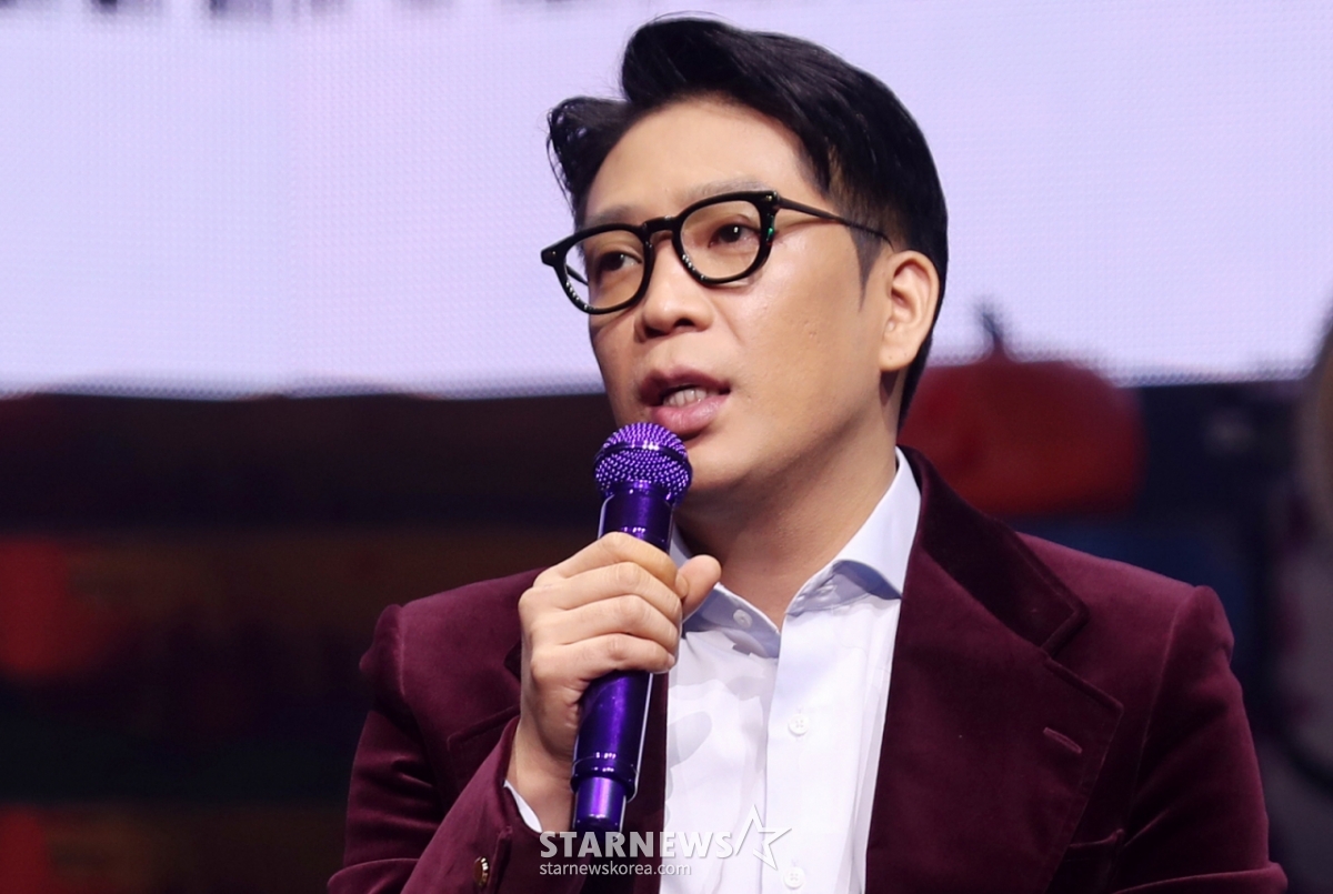 가수 MC몽이 25일 오후 서울 광진구 예스24 라이브홀에서 진행된 정규 8집 앨범 'CHANNEL 8' 발매 기념 기자간담회에서 질의응답을 하고 있다.