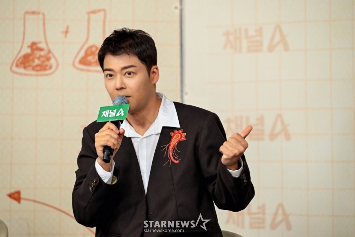 방송인 전현무가 29일 진행된 채널A 예능 '브레인 아카데미' 온라인 제작발표회에 참석해 질의응답을 하고 있다. /사진제공=채널A 2025.05.29 /사진=김휘선 hwijpg@