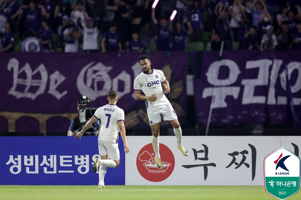 모따(오른쪽)가 득점 후 세리머니하고 있다. /사진=한국프로축구연맹 제공