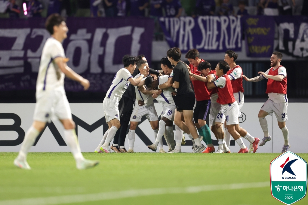 모따의 결승골 후 안양 선수들이 모여 기뻐하고 있다. /사진=한국프로축구연맹 제공