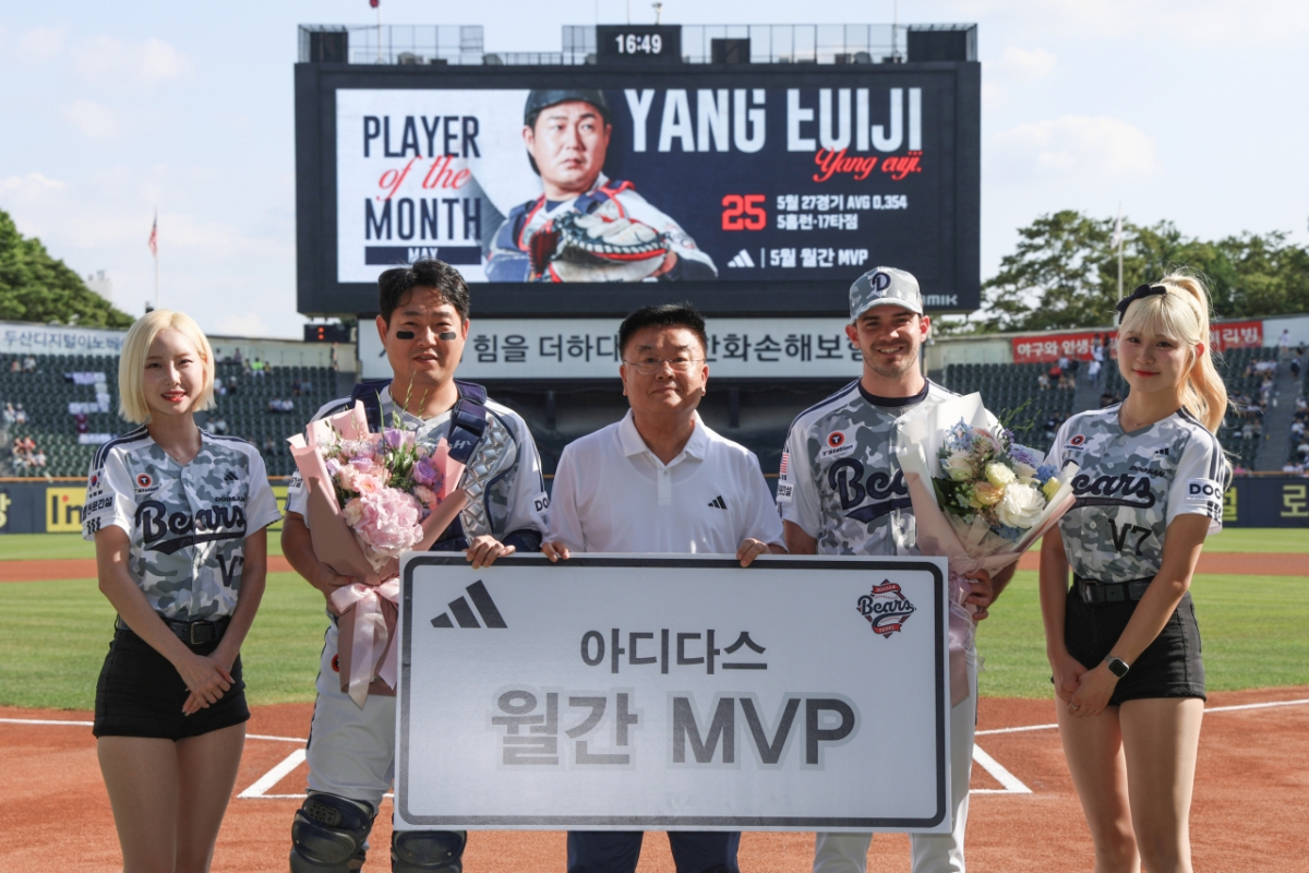 (왼쪽부터) 두산 베어스 서현숙 치어리더, 양의지, 김태룡 두산 베어스 단장, 잭로그, 안혜지 치어리더. /사진=두산 베어스 제공