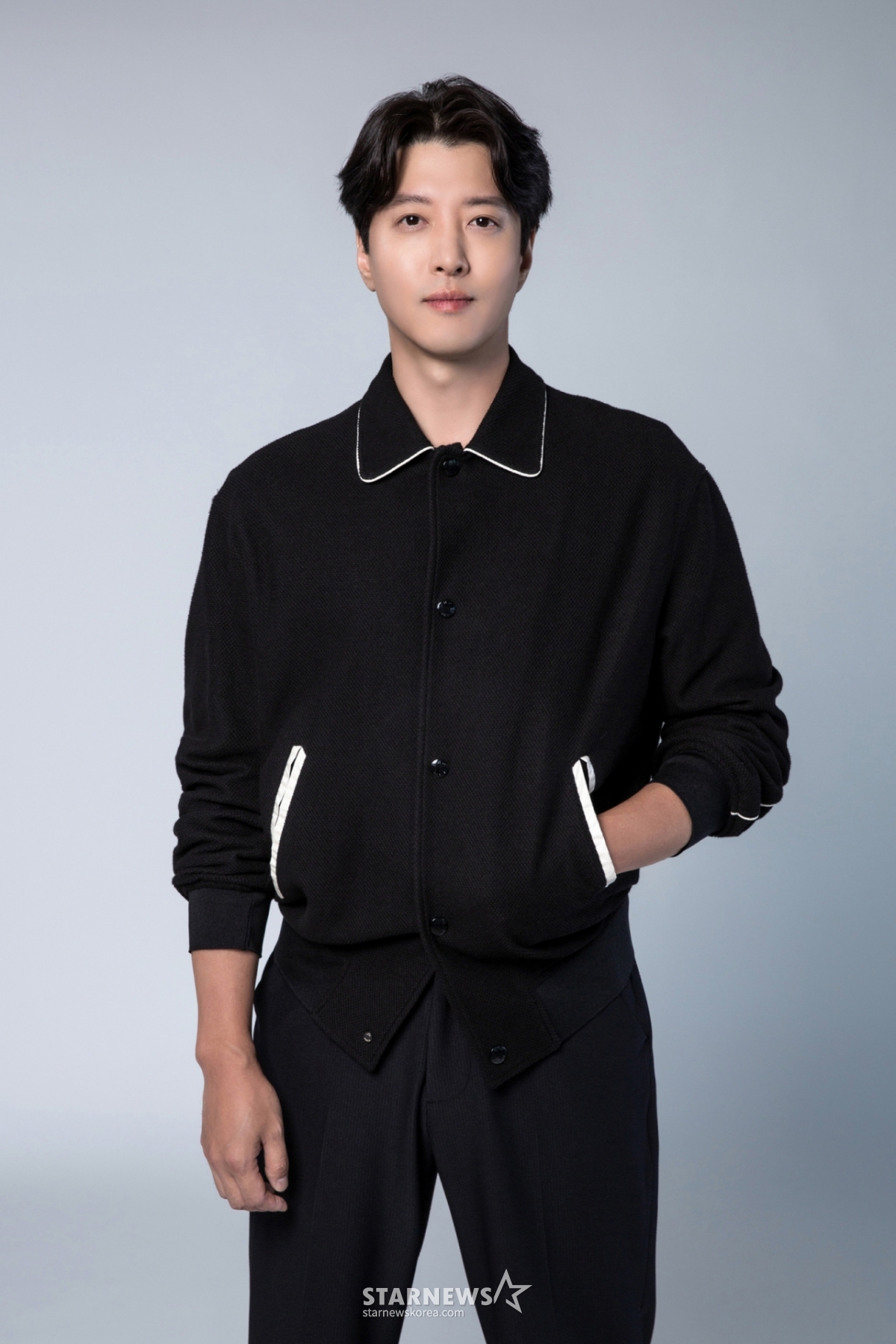 배우 이동건이 12일 오후 서울 강남구 청담동 FNC엔터테인먼트 사옥에서 진행된 넷플릭스 오리지널 '셀러브리티' 관련 인터뷰를 위해 포즈를 취하고 있다. 이동건은 극 중 돈과 권력을 다 가진 법무법인 태강의 오너이자 시현(이청아 분)의 남편인 변호사 태전 역을 열연했다. '셀러브리티'는 유명해지기만 하면 돈이 되는 세계에 뛰어든 서아리(박규영 분)가 마주한 셀럽들의 화려하고도 치열한 민낯을 그렸다. / 사진제공 = FNC엔터테인먼트