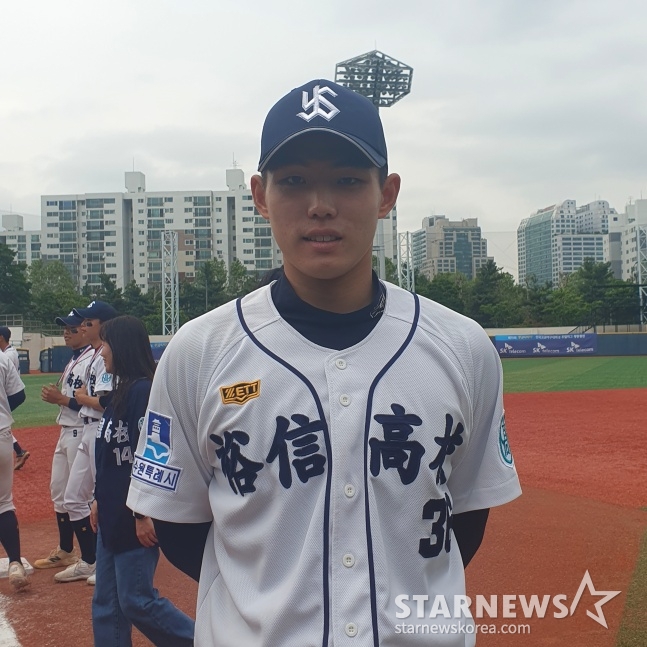 유신고 신재인이 지난 5월 2025 황금사자기 준우승 당시 취재진의 인터뷰 요청에 응하고 있다. /사진=김동윤 기자
