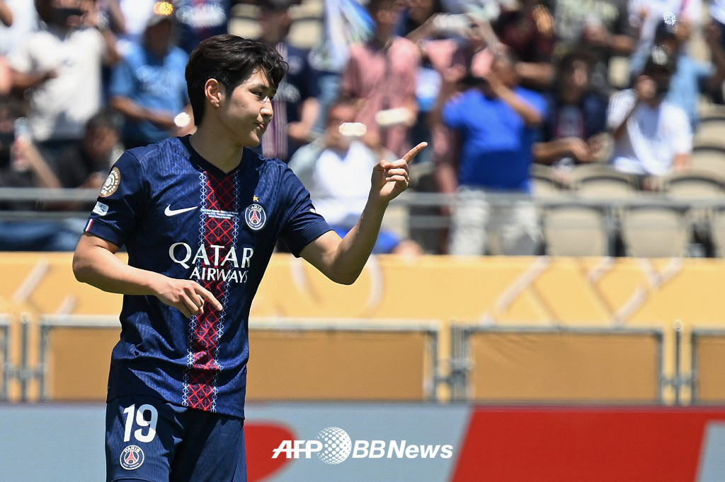 파리 생제르맹(PSG) 이강인이 16일(한국시간) 미국 캘리포니아주 패서디나의 로즈볼 스타디움에서 열린 2025 국제축구연맹(FIFA) 클럽월드컵 조별리그 B조 1차전 아틀레티코 마드리드(스페인)전에서 후반 추가시간 페널티킥을 성공시킨 뒤 페널티킥을 양보해준 비티냐를 가리키며 고마움을 전하고 있다. /AFPBBNews=뉴스1