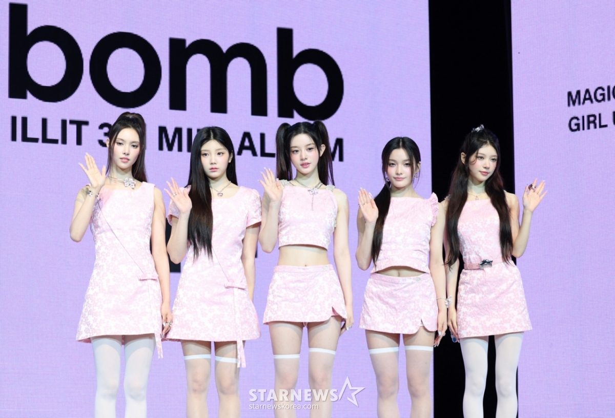 (서울=뉴스1) 권현진 기자 = 그룹 아일릿의 윤아(왼쪽부터)와 민주, 모카, 원희, 이로하가 16일 오후 서울 광진구 광장동 예스24 라이브홀에서 가진 세 번째 미니앨범 'bomb' 발매 기념 쇼케이스에 참석해 포즈를 취하고 있다. 2025.6.16/뉴스1 Copyright © 뉴스1. All rights reserved. 무단 전재 및 재배포, AI학습 이용 금지. /사진=(서울=뉴스1) 권현진 기자