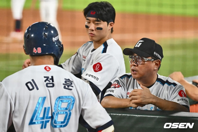 지난 시즌 이정훈(왼쪽)과 김태형 감독이 이야기를 하고 있다.