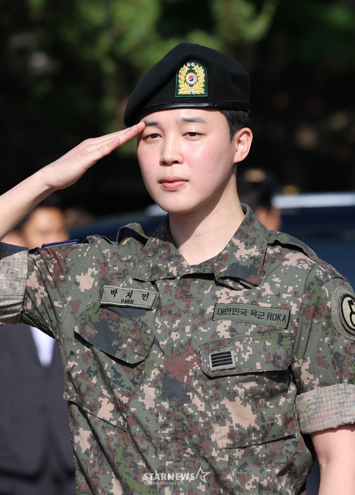 (연천=뉴스1) 권현진 기자 = 방탄소년단(BTS)의 지민이 11일 오전 경기도 연천군 연천공설운동장에서 군복무를 마친 뒤 전역 인사를 하고 있다. 정국과 지민은 지난 2023년 12월 입대해 경기도 연천에 위치한 육군 제5보병사단에서 약 1년 7개월간 병역의 의무를 성실히 수행했다. 2025.6.11/뉴스1 Copyright © 뉴스1. All rights reserved. 무단 전재 및 재배포, AI학습 이용 금지. /사진=(연천=뉴스1) 권현진 기자