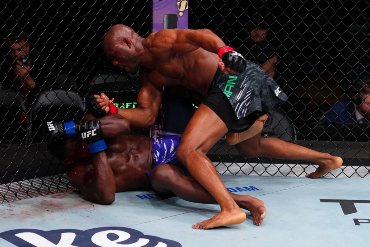 우스만(오른쪽)이 버클리에게 타격을 시도하고 있다. /사진=UFC 제공